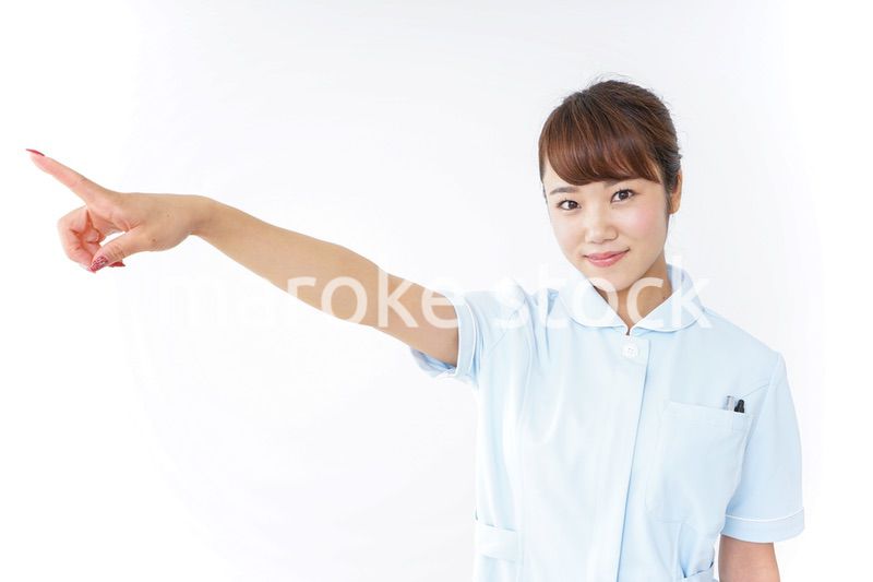 指を指す看護師