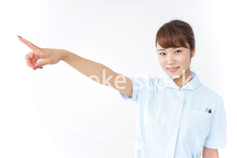 指を指す看護師