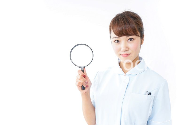 ルーペを持つ看護師