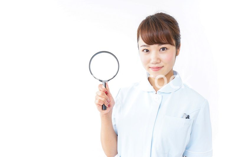 ルーペを持つ看護師
