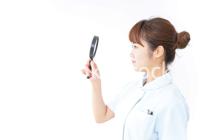 ルーペを持つ看護師