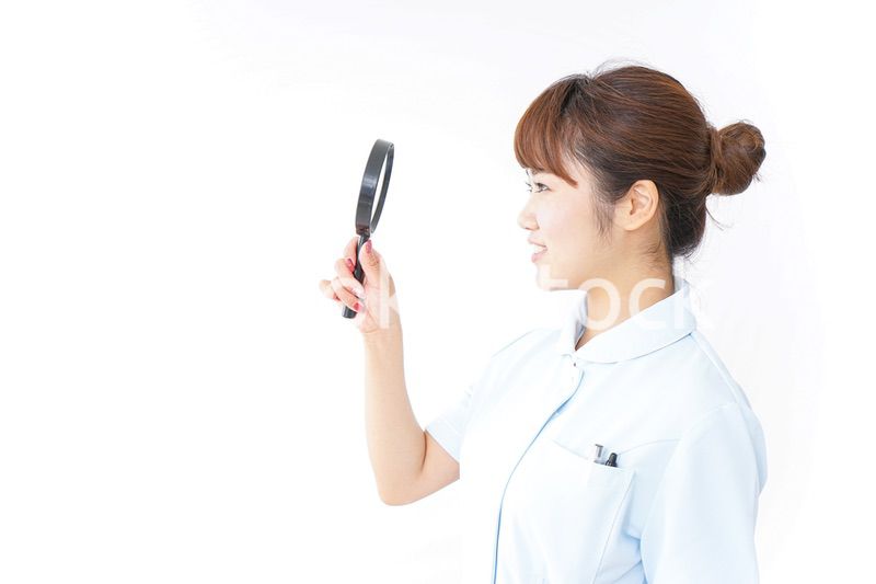 ルーペを持つ看護師