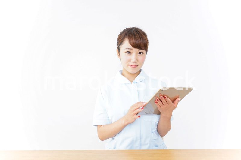 電子カルテを見る看護師