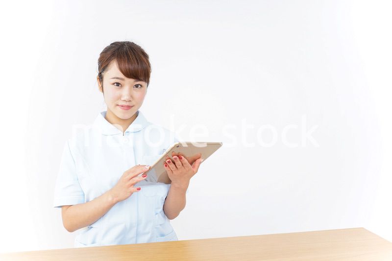 電子カルテを見る看護師