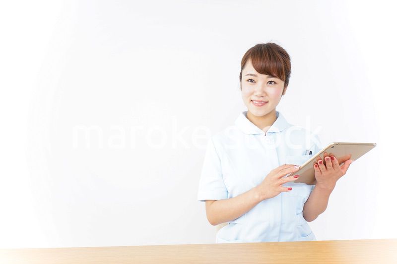 電子カルテを見る看護師