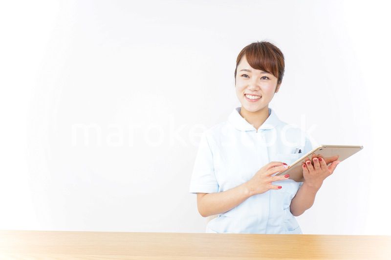 電子カルテを見る看護師