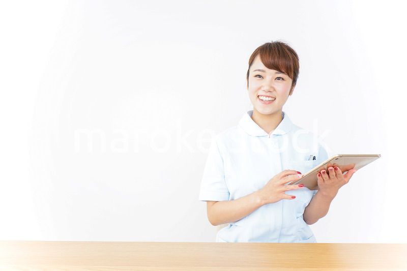 電子カルテを見る看護師