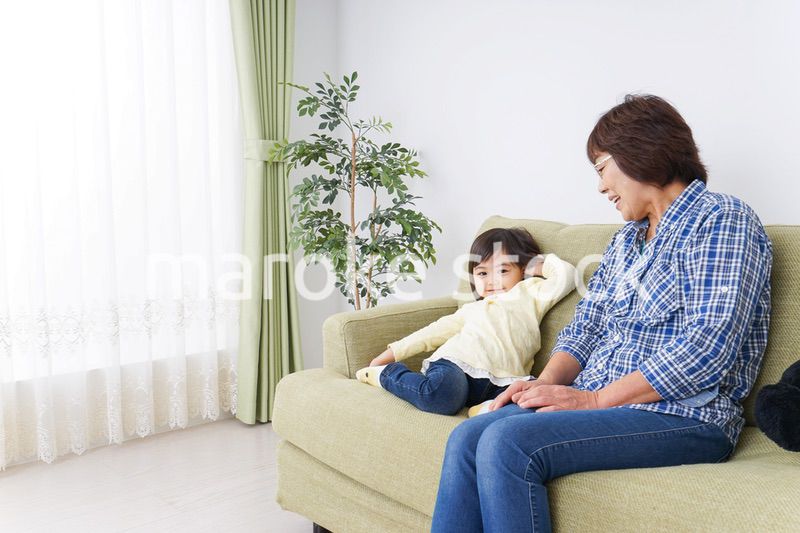 おばあちゃんと遊ぶ小さな子供