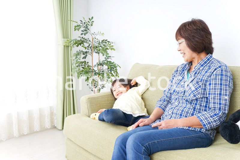 おばあちゃんと遊ぶ子ども