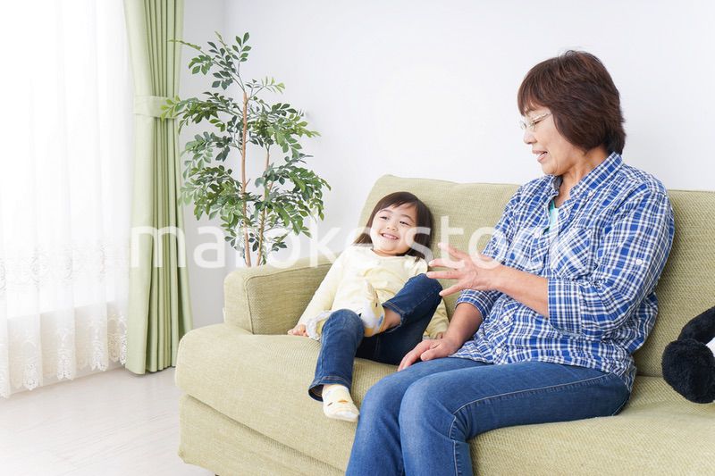 おばあちゃんと遊ぶ小さな子供
