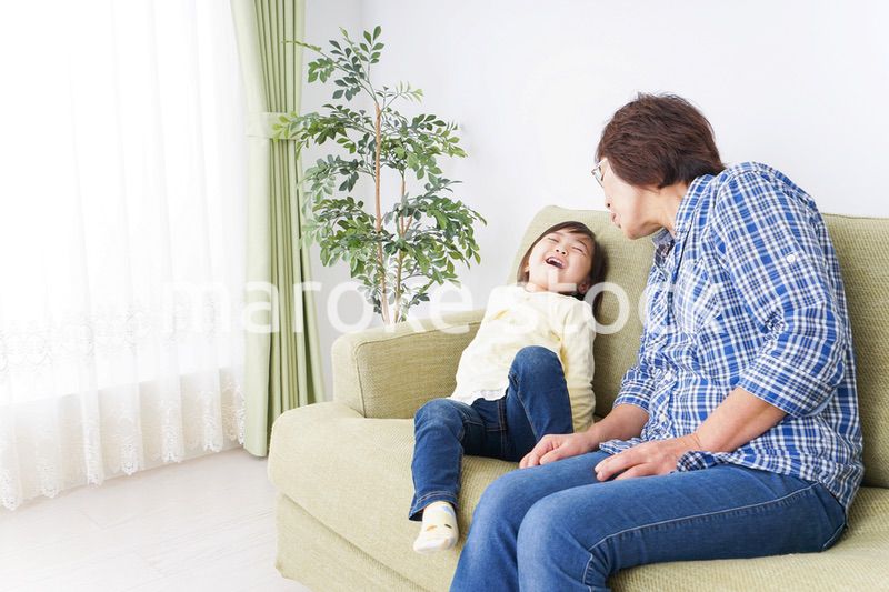 おばあちゃんと遊ぶ小さな子供