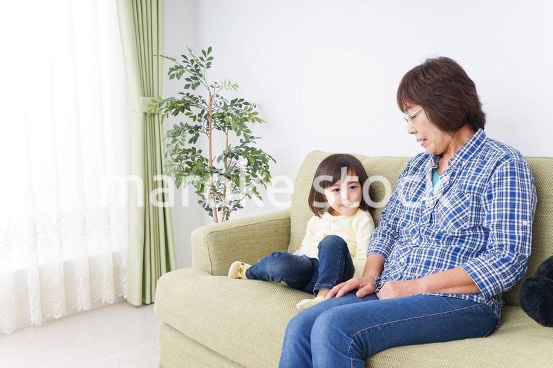 おばあちゃんと遊ぶ小さな子供