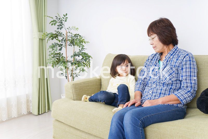 おばあちゃんと遊ぶ小さな子供