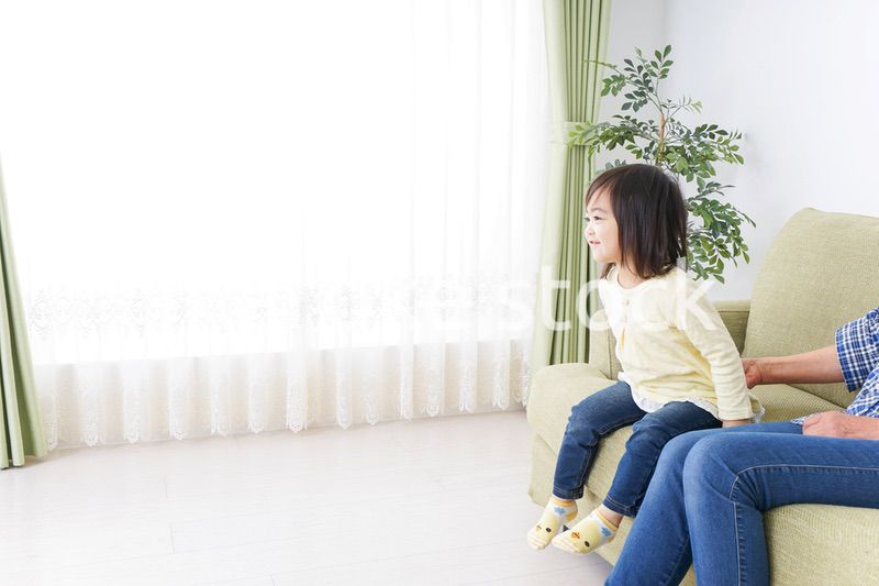 おばあちゃんと遊ぶ小さな子供