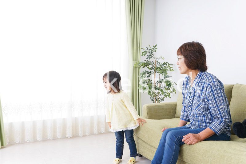 おばあちゃんと遊ぶ小さな子供
