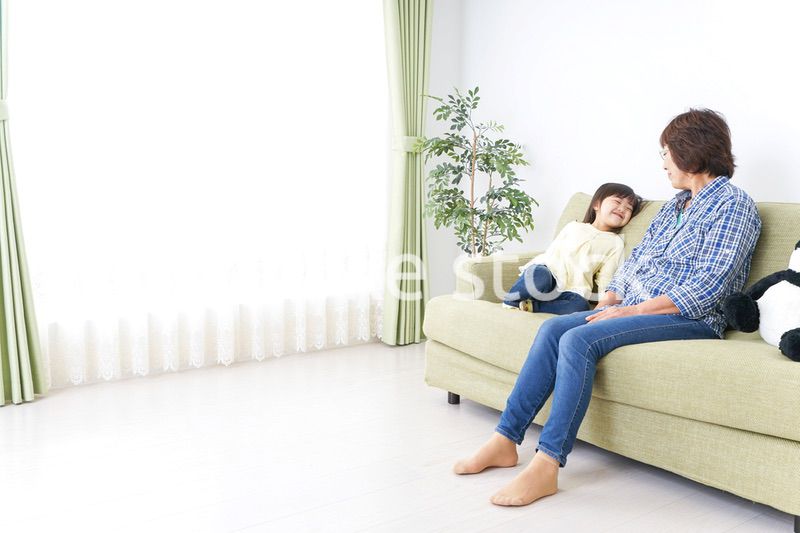 おばあちゃんと遊ぶ子ども