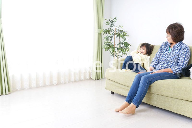 おばあちゃんと遊ぶ子ども