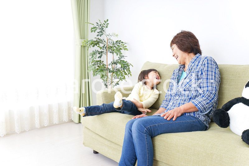 おばあちゃんと遊ぶ子ども