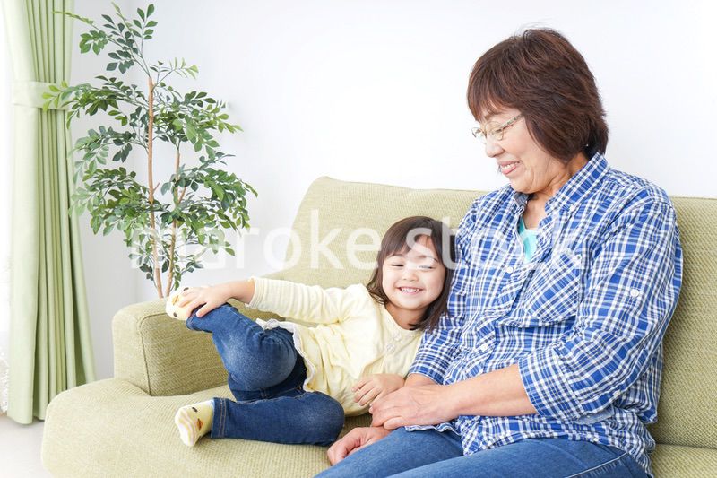 おばあちゃんと遊ぶ子ども
