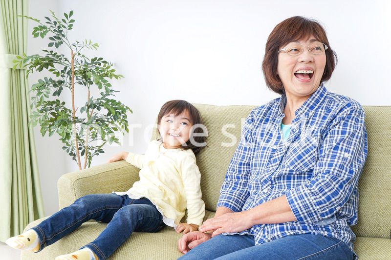 おばあちゃんと遊ぶ子ども