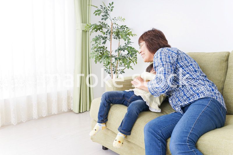 おばあちゃんと遊ぶ小さな子供