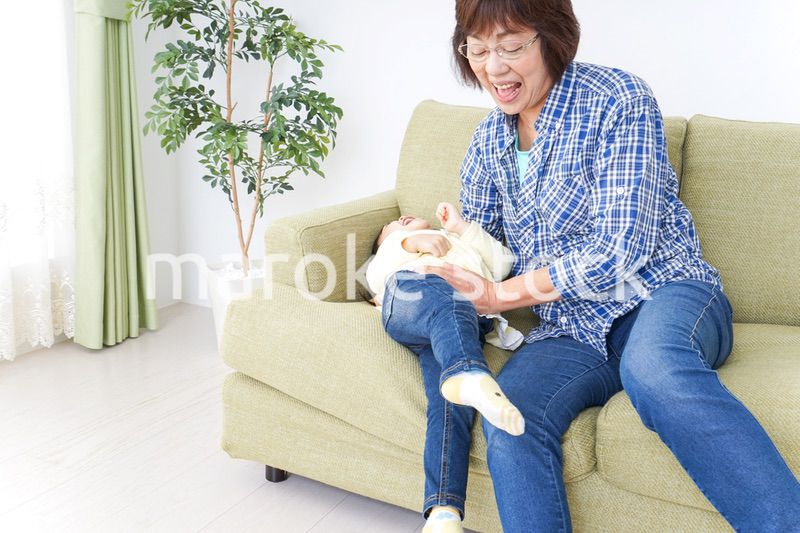 おばあちゃんと遊ぶ子ども