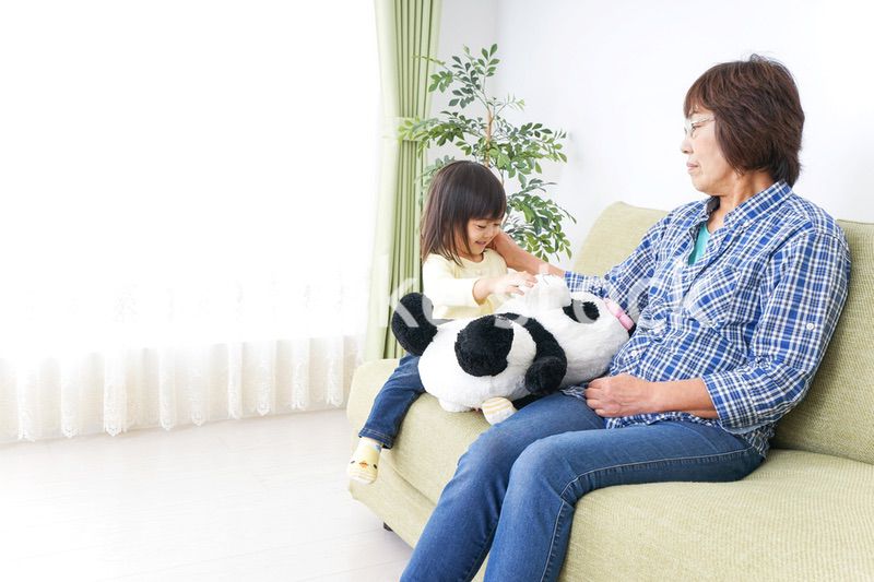 おばあちゃんと遊ぶ子ども