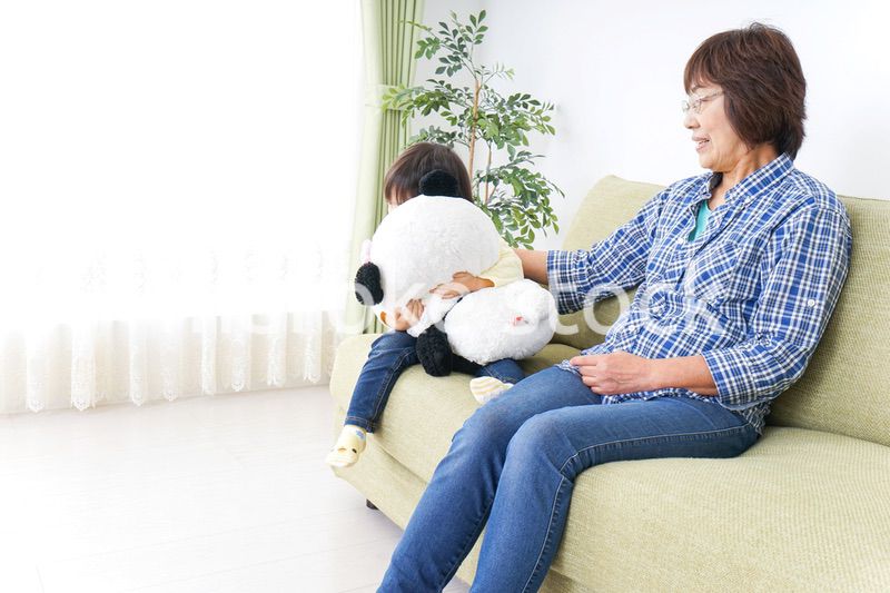 おばあちゃんと遊ぶ子ども