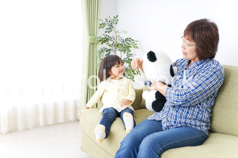 おばあちゃんと遊ぶ子ども