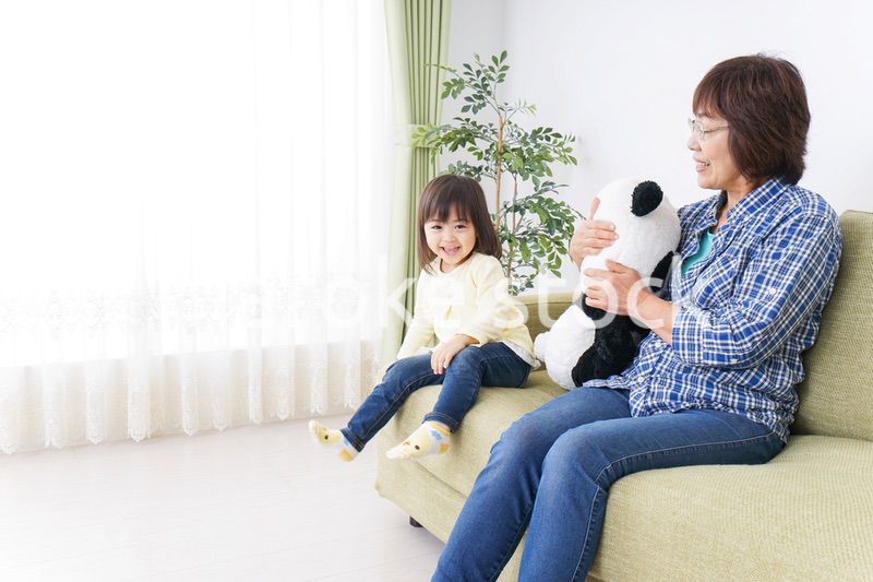 おばあちゃんと遊ぶ小さな子供