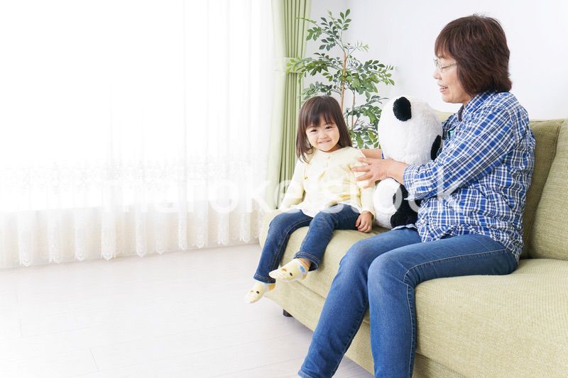おばあちゃんと遊ぶ小さな子供