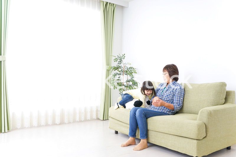 おばあちゃんと遊ぶ子ども