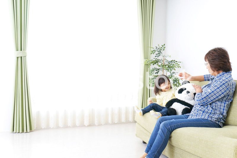 おばあちゃんと遊ぶ子ども