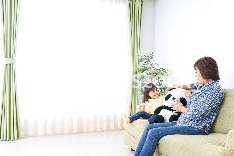 おばあちゃんと遊ぶ子ども