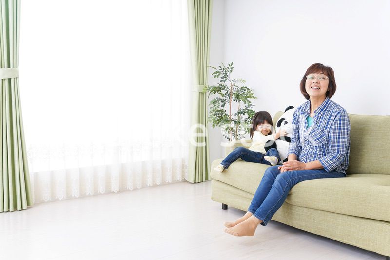 おばあちゃんと遊ぶ小さな子供