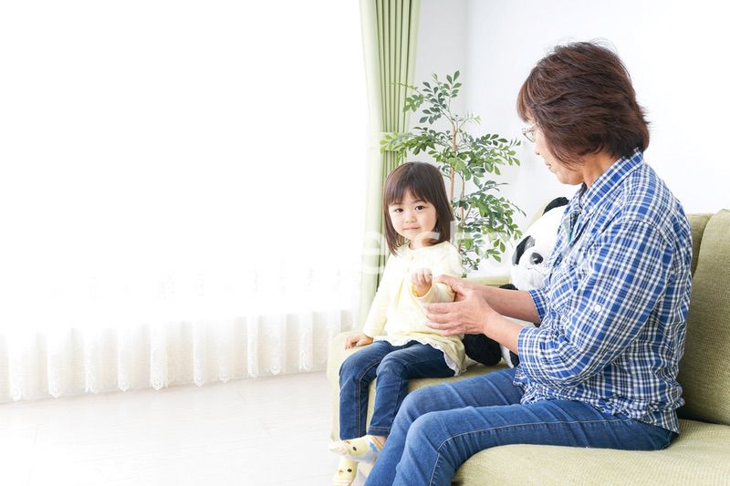 おばあちゃんと遊ぶ子ども