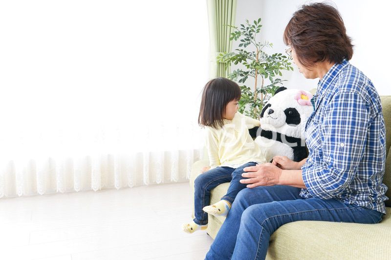 おばあちゃんと遊ぶ子ども