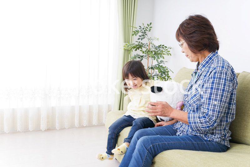 おばあちゃんと遊ぶ小さな子供