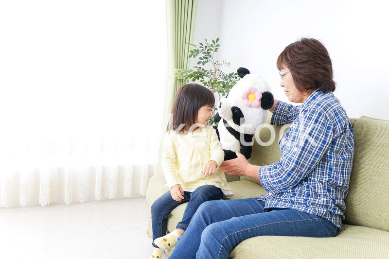 おばあちゃんと遊ぶ子ども