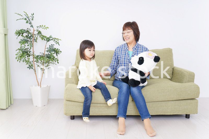 おばあちゃんと遊ぶ小さな子供