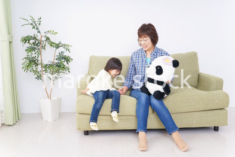 おばあちゃんと遊ぶ小さな子供