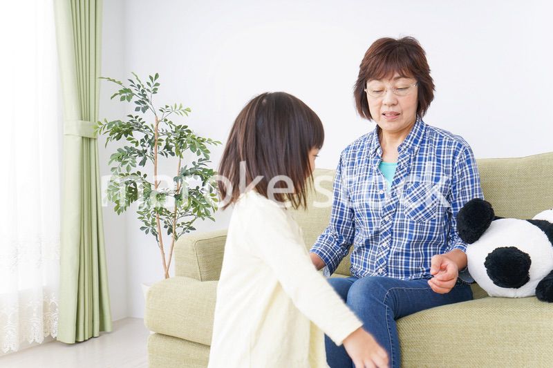 おばあちゃんと遊ぶ小さな子供