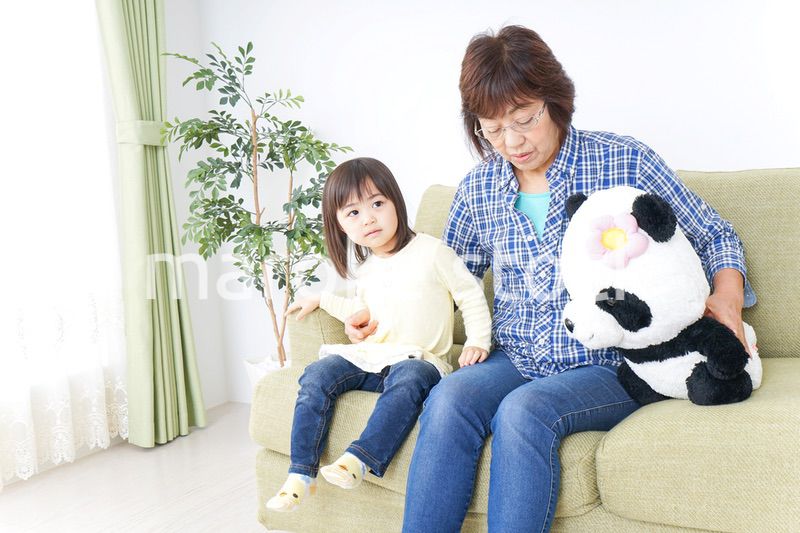 おばあちゃんと遊ぶ子ども