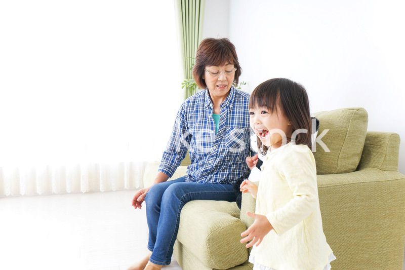 おばあちゃんと遊ぶ子ども