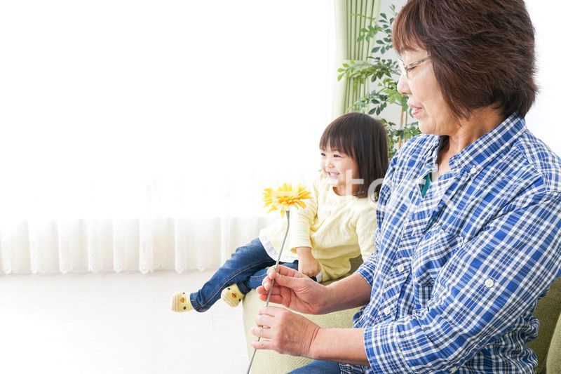 祖母に花をあげる子ども