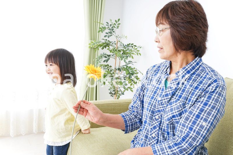祖母に花をあげる子ども