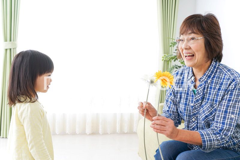 祖母に花をあげる子ども