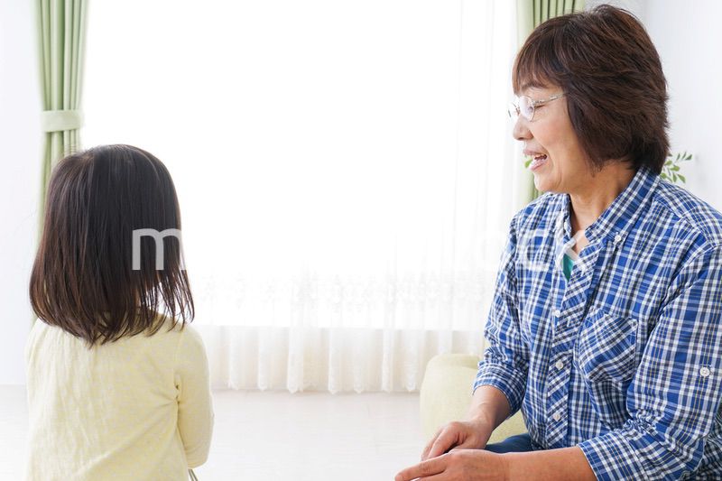 おばあちゃんと遊ぶ小さな子供
