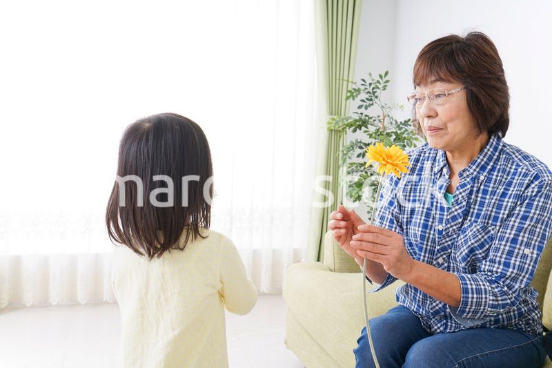 おばあちゃんと遊ぶ小さな子供