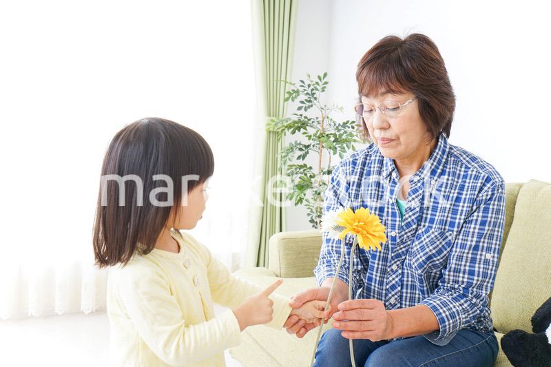 祖母に花をあげる子ども